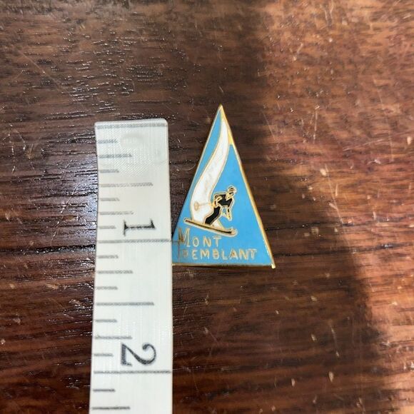 Vintage Mont Tremblant Town Canada Ski Winter Resort Mountain Button Pin Pinback - Picture 2 of 3